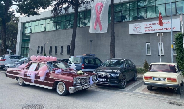 Klasik otomobil ile meme kanserine dikkat çekti