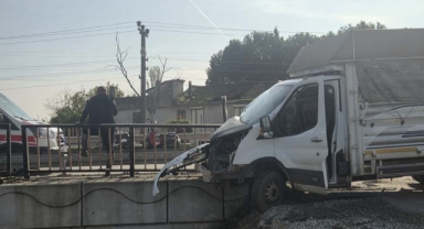 Kontrolden çıkan kamyonet köprü demirlerine saplandı