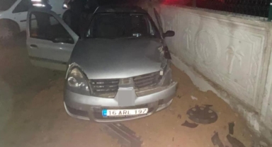 Kontrolden çıkan otomobil duvara çarptı: 3 yaralı