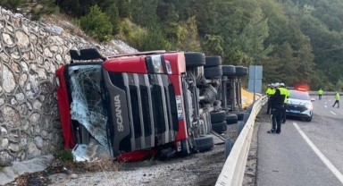 Kontrolden çıkan yem yüklü tır devrildi