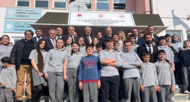 Köy okulu çocuklarının bilgisayar sevinci