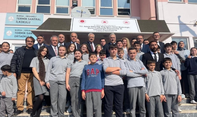 Köy okulu çocuklarının bilgisayar sevinci