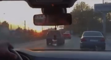 Makas atarak trafiği tehlikeye attı kaydedip paylaştı