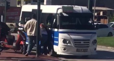 Minibüs şoförü ile motokurye birbirine girdi