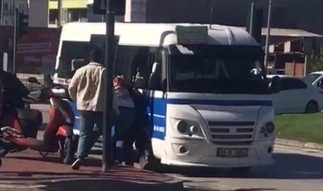 Minibüs şoförü ile motokurye birbirine girdi