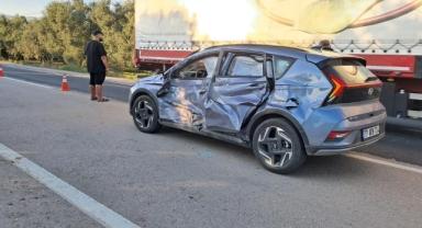 Orhangazi'de kamyon otomobille çarpıştı: 1 yaralı