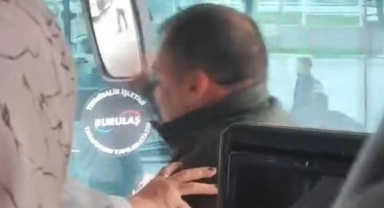 Otobüste yumruklu kavga kamerada