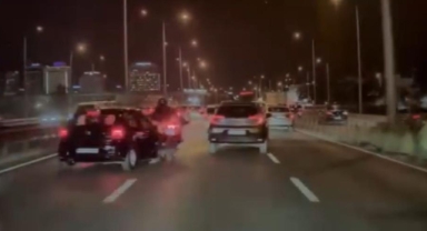 Otomobilin çarptığı motosikletli böyle savruldu