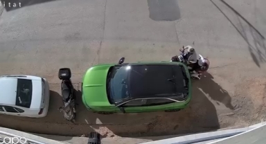 Park halindeki otomobile çarpıp kaçtı