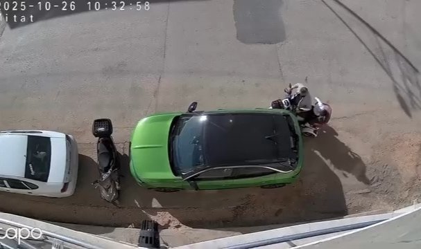 Park halindeki otomobile çarpıp kaçtı