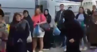 Pazarda hırsızlık yaparken yakalanınca böyle kaçtılar