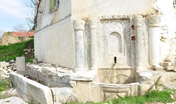 Roma dönemine ait mermer çeşme tahrip edildi