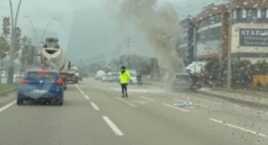 Seyir halinde alev alan otomobile polisten müdahale