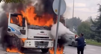 Seyir halindeki kamyon alev alev yandı