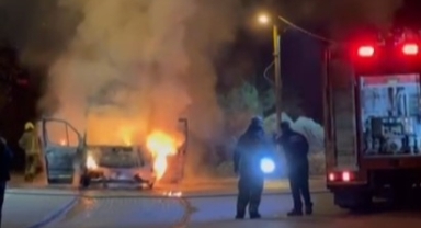 Seyir halindeki minibüs alev alev yandı