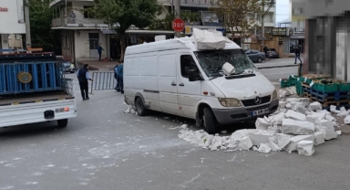 Şiddetli lodos'ta otomobilin üzerine ağaç devrildi