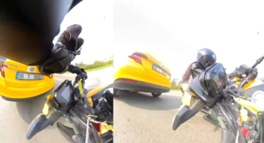 Sıkışan trafikte motosikletli önündeki taksiye çarptı