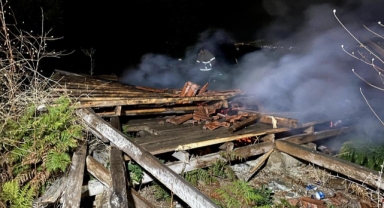 Tarlada çıkan yangın 2 barakayı küle çevirdi