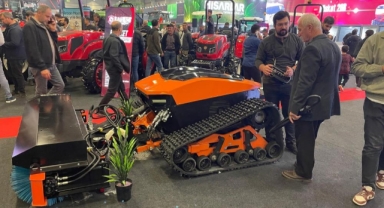 Tarlada traktör savaşta silah