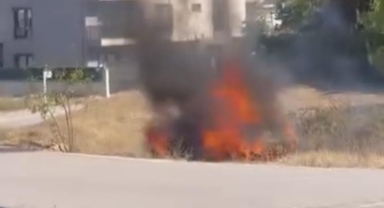 Terk edilmiş otomobil alev alev yandı