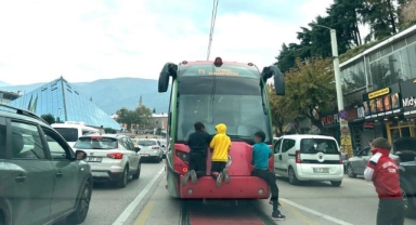 Tramvayın arkasında ölümle burun buruna geldiler