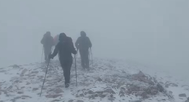 Uludağ'da yılın ilk karını zirvede kutladılar