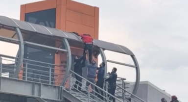 Üst geçitten indirildi herkes alkışladı