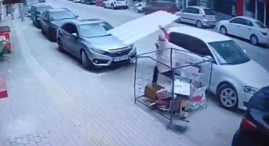 Üzerine uçan eternit çatıdan böyle kurtuldu