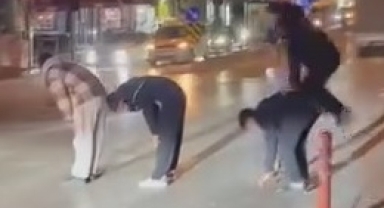 Yaya geçidinden birdirbir oynayarak geçtiler