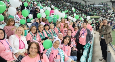 Yeşil beyaz tribünlerde pembe farkındalık