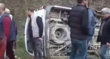 Yolcu minibüsü devrildi 8 kişi hafif yaralandı