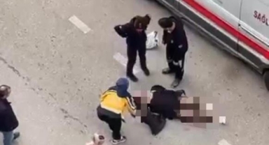 Yolun ortasında yatan kadın sinir krizi geçirdi