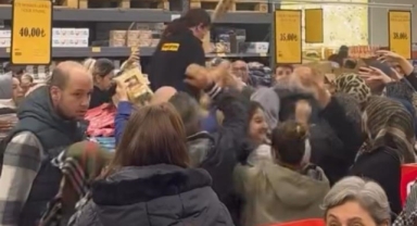 11 lira'lık ürünleri almak için birbirlerini ezdiler