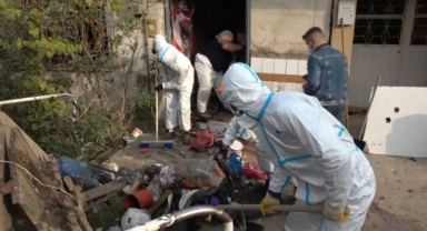 Ağır kokuların yükseldiği evden 2 kamyon çöp çıktı