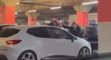 AVM otoparkında iki aile arasında kavga