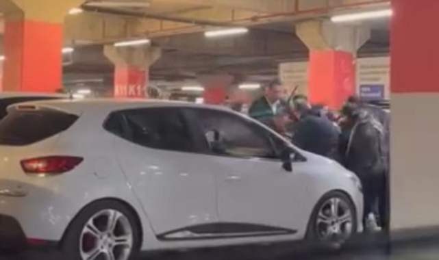 AVM otoparkında iki aile arasında kavga