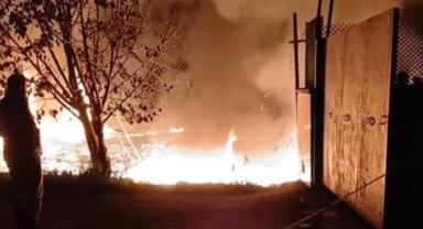 Bursa’da trafo yangını meyve kasalarına sıçradı