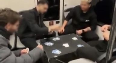 Bursa metrosunda masa kurup oyun oynadılar