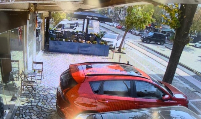 Cipe çarpmamak için manevra yaptı tatlıcı dükkanına daldı