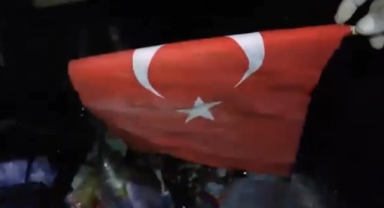 Çöpten buldukları Türk bayrağı yürek burktu