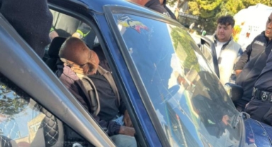 Direksiyon hakimiyetini kaybeden sürücü kamyonete çarptı