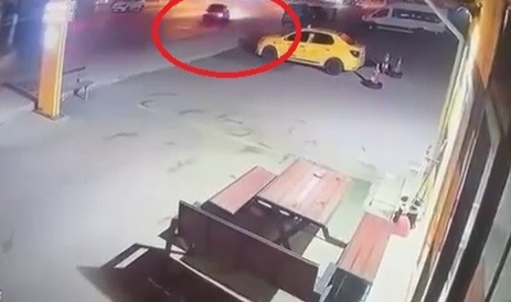 Drift atıp tozu dumana kattı, kaza yapıp böyle kaçtı