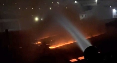 Fabrika'da çıkan yangına 16 itfaiye aracı müdahale etti