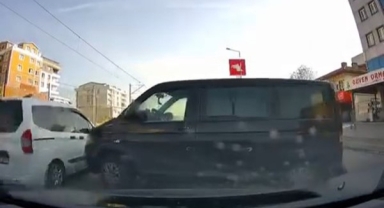 Freni boşalan minibüs üç şeritli yola indi