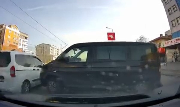 Freni boşalan minibüs üç şeritli yola indi