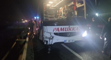 Freni boşalan otomobil yolcu otobüsüyle çarpıştı