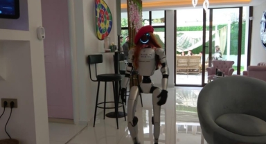Güzellik merkezi'nde robot işçi mesaiye başladı