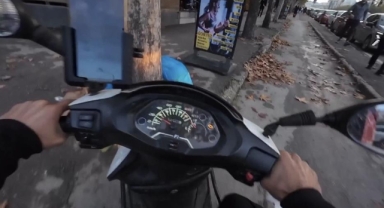 Hatalı parka kızdı ıslak zeminde kayarak dubaya çarptı