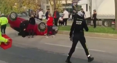 İki araç çarpıştı takla atan otomobilde sürücü sıkıştı