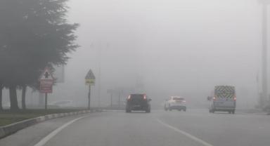 İnegöl'de etkili sis görüş mesafesini düşürdü